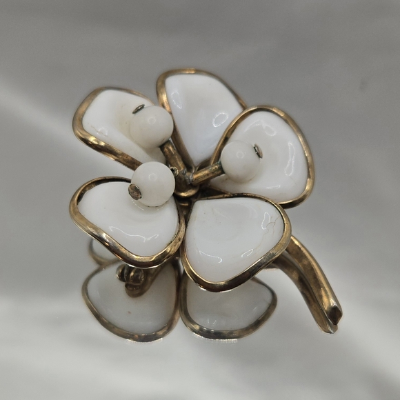 Vintage Trifari Poured Milk Glass Brooch 1950s Signed - Picture 3 of 5